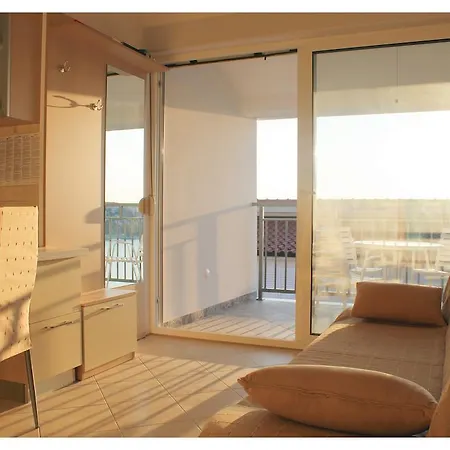 Apartament Dirsi *